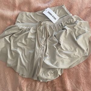 Gold Hinge Go-with-the-flow shorts in beige, size M